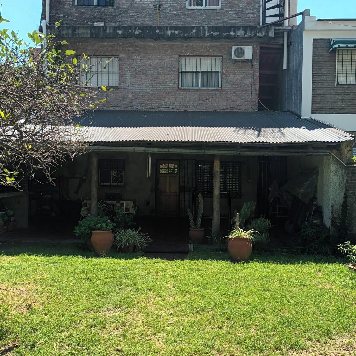 Amplia Casa en Barrio Parque, con Jardin, 1