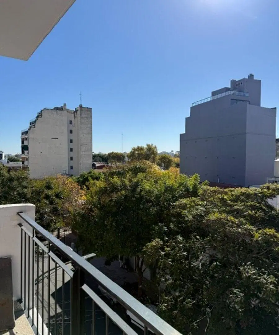ALEGRE Y LUMINOSO 3 AMBIENTES DE EXCELENTE DISTRIBUCIÓN - GRAN VISTA AL FRENTE A BALCÓN ATERRAZADO! 3