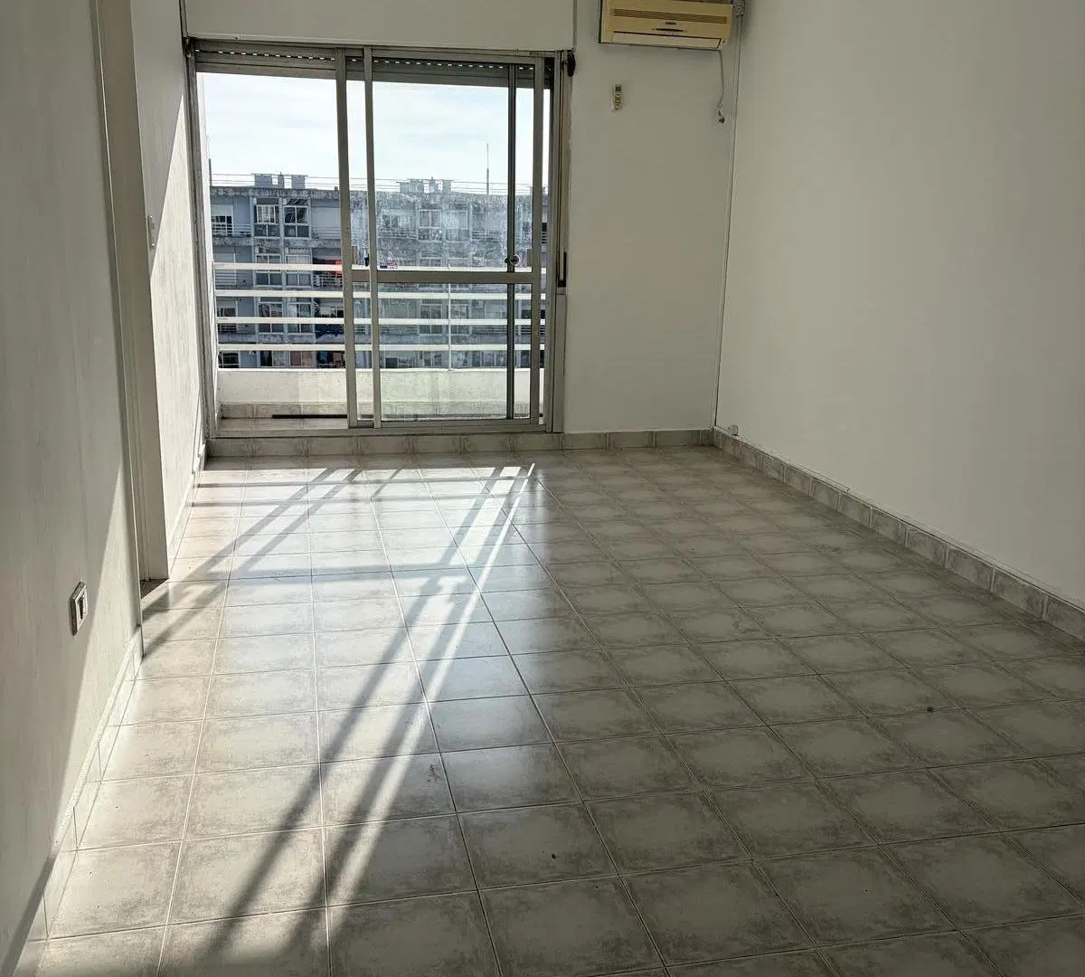 Súper luminoso y amplio mono ambiente en piso 15 en zona estratégica del barrio de La Boca, contra f 5