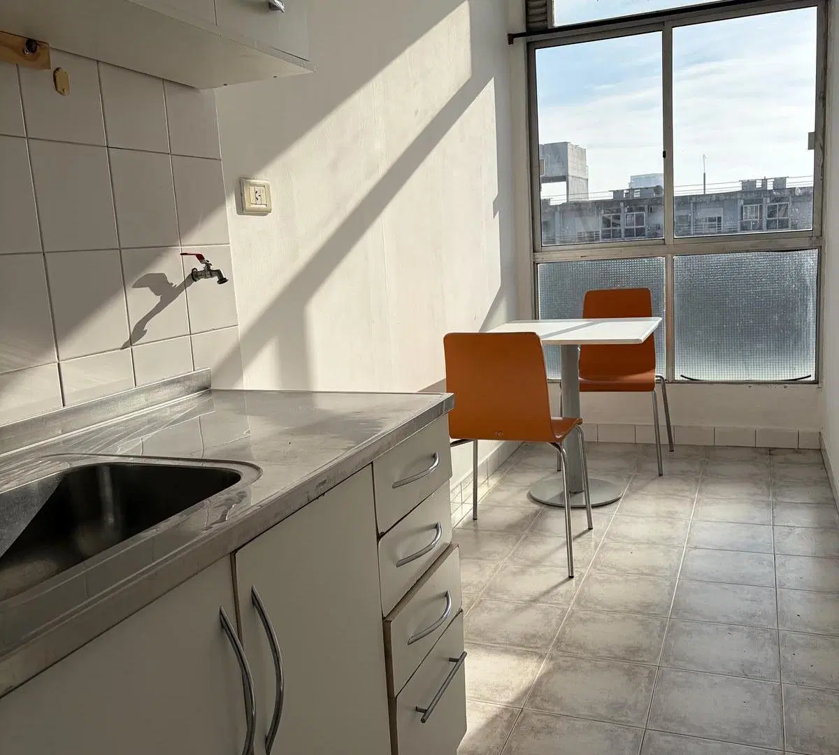 Súper luminoso y amplio mono ambiente en piso 15 en zona estratégica del barrio de La Boca, contra f 4