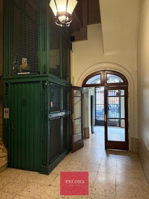 Foto de 3 AMBIENTES PISO ALTO EN EDIFICIO ANTIGUO DE GRAN CATEGORÍA SILENCIOSO, imagen 2