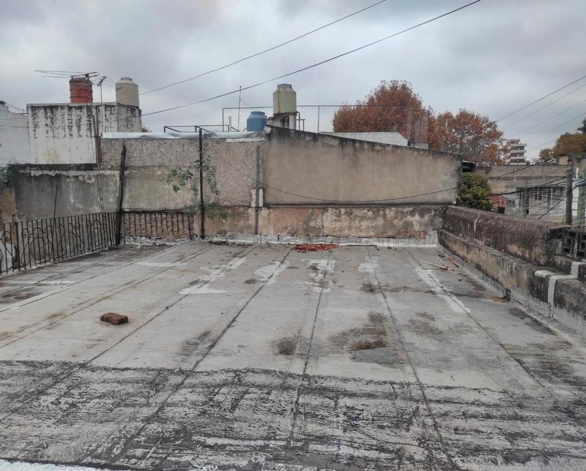 Gran Esquina con Locales y Vivienda 2