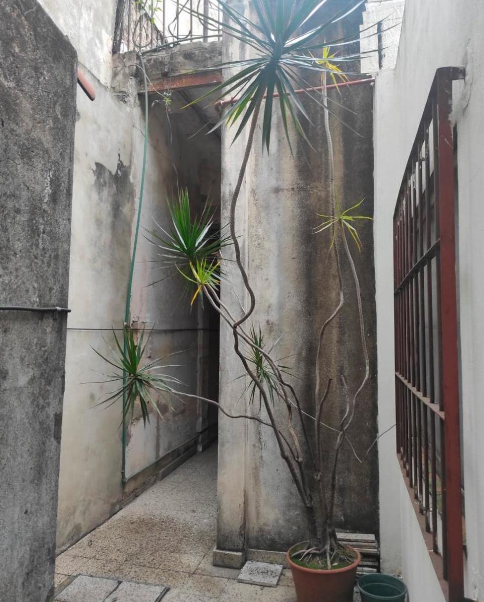 Gran Esquina con Locales y Vivienda 5