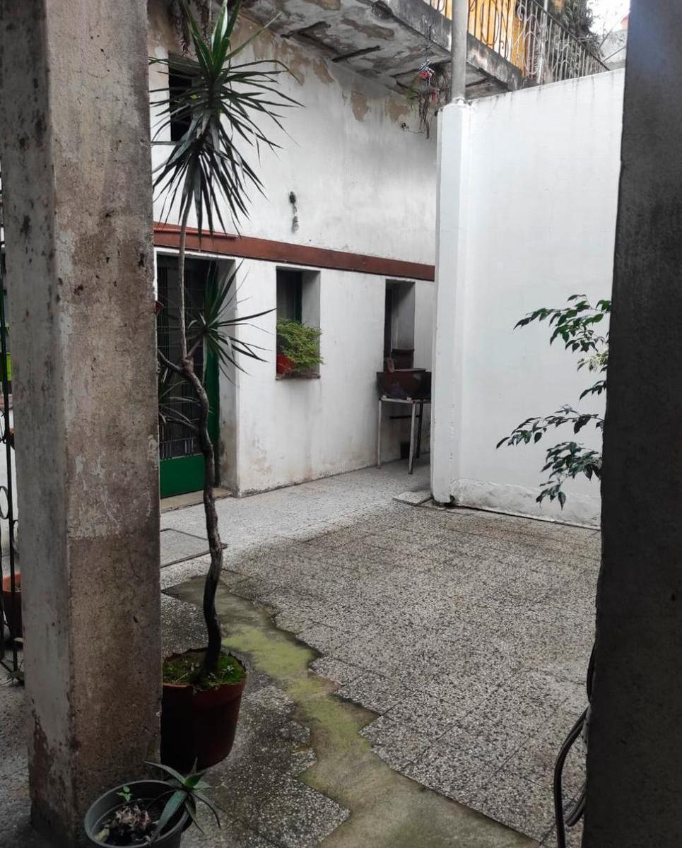 Gran Esquina con Locales y Vivienda 4