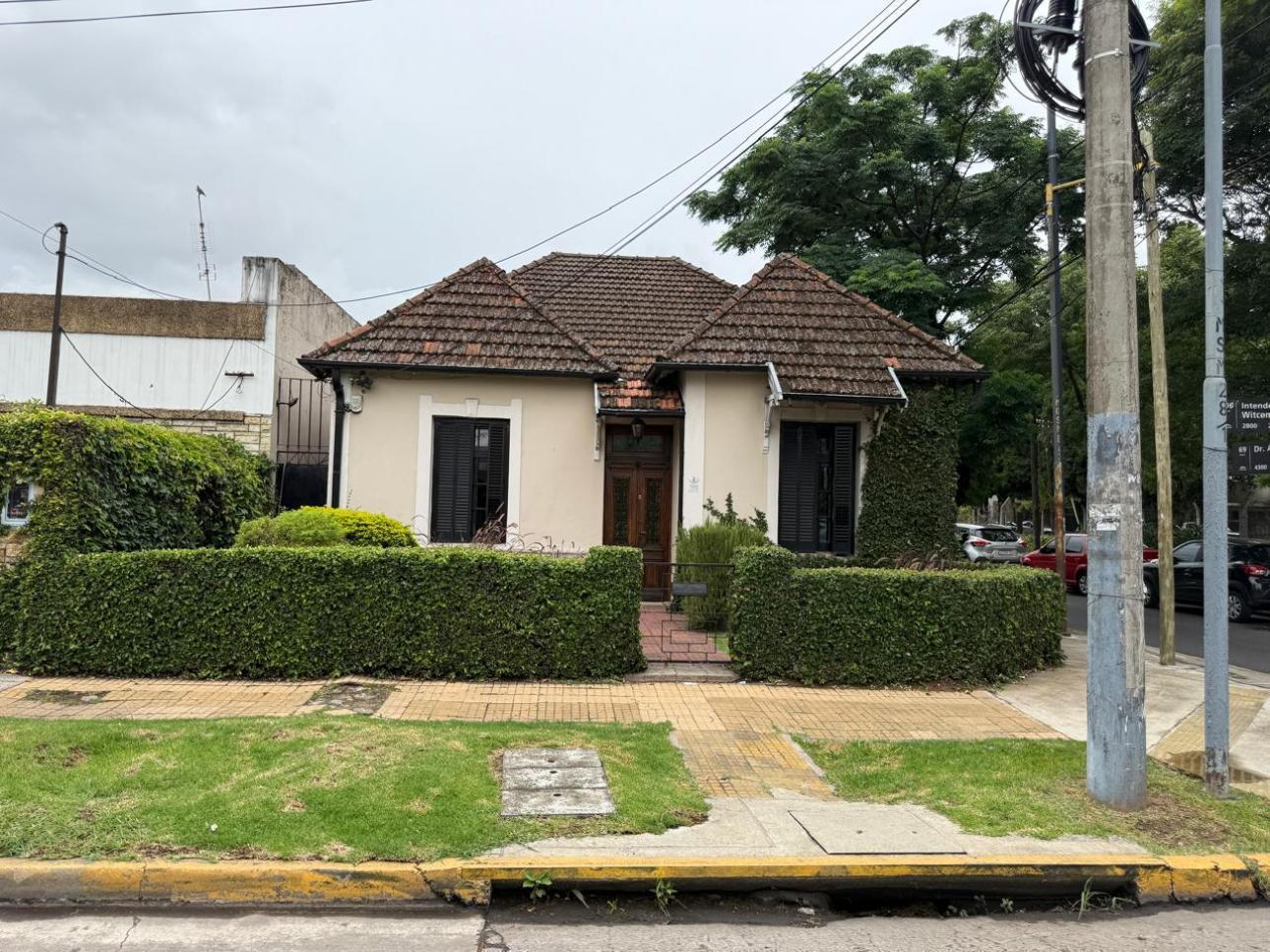 HERMOSA CASA 4 AMBIENTES SOBRE ESQUINA