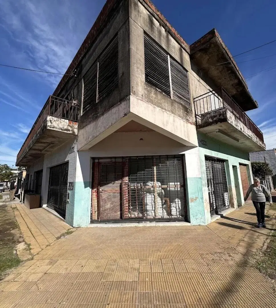 Importante esquina con dos locales y vivienda 3