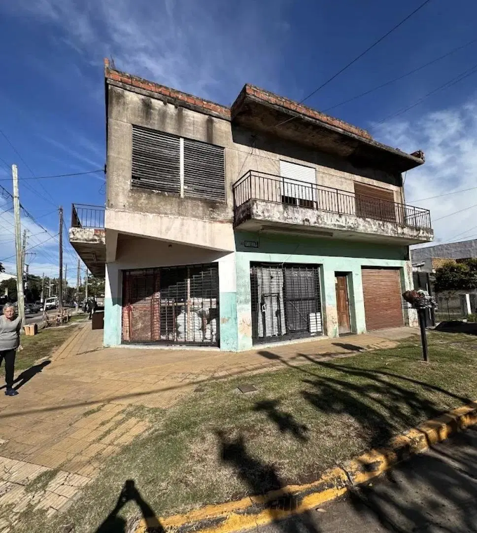 Importante esquina con dos locales y vivienda 1
