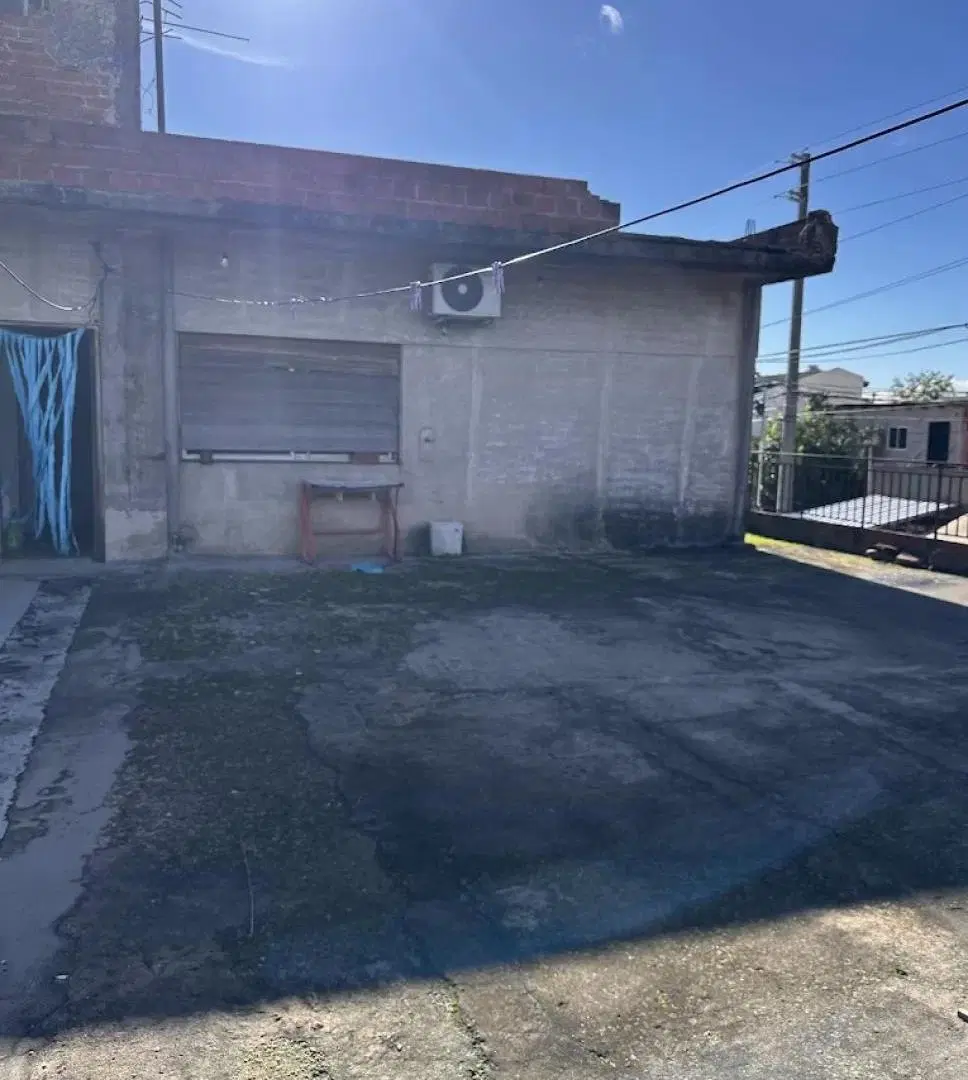 Importante esquina con dos locales y vivienda 4
