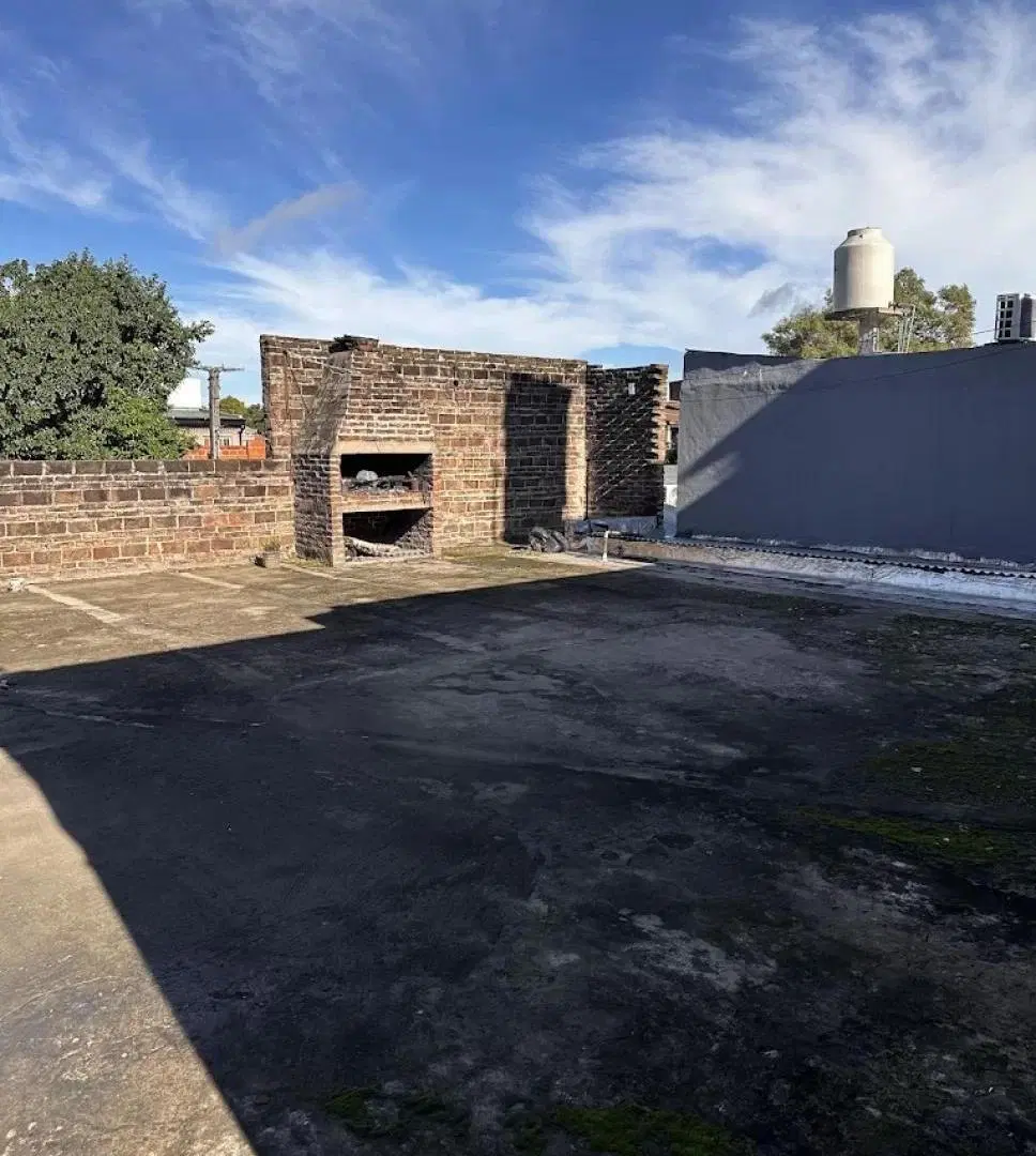 Importante esquina con dos locales y vivienda 5
