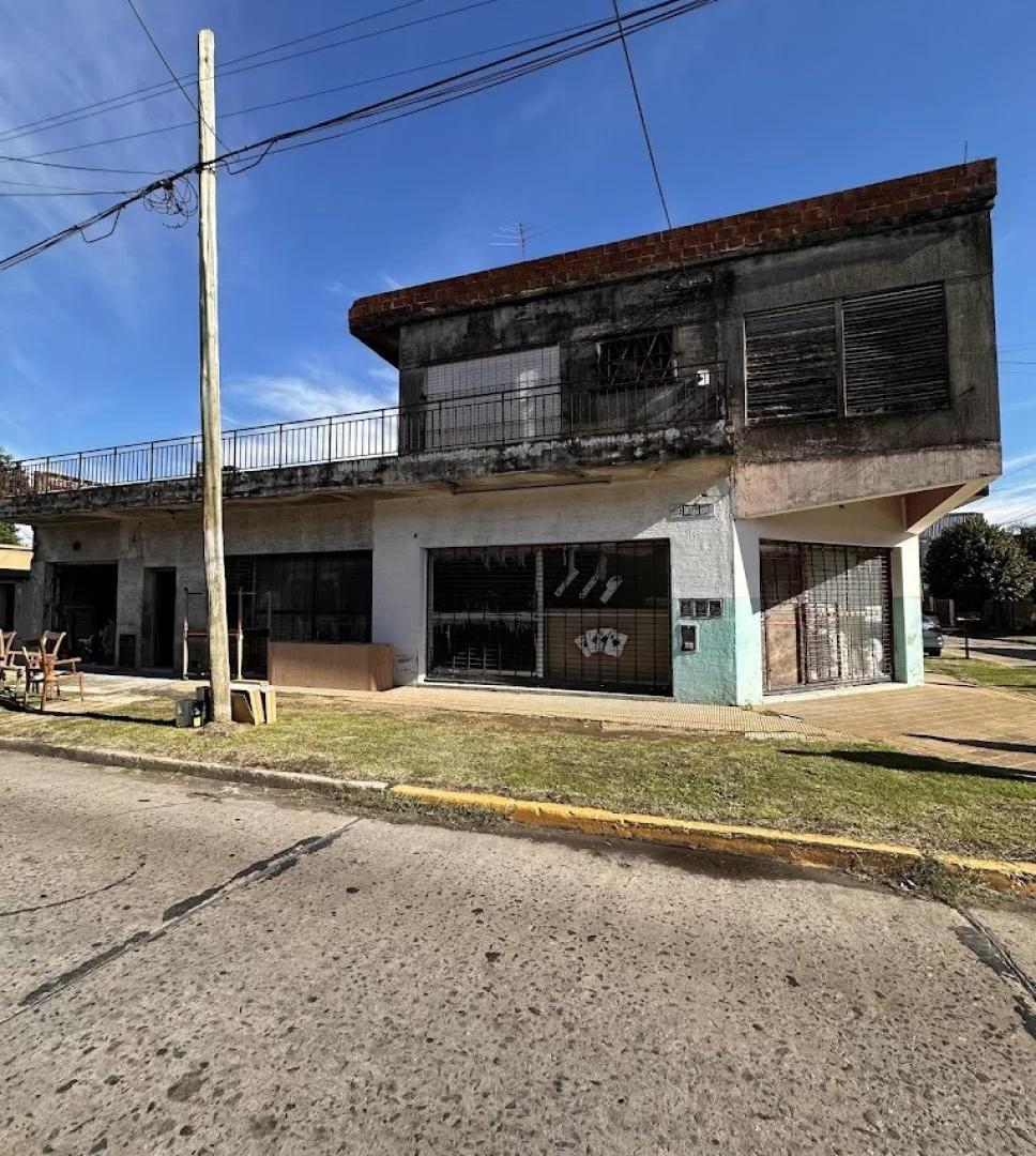 Importante esquina con dos locales y vivienda