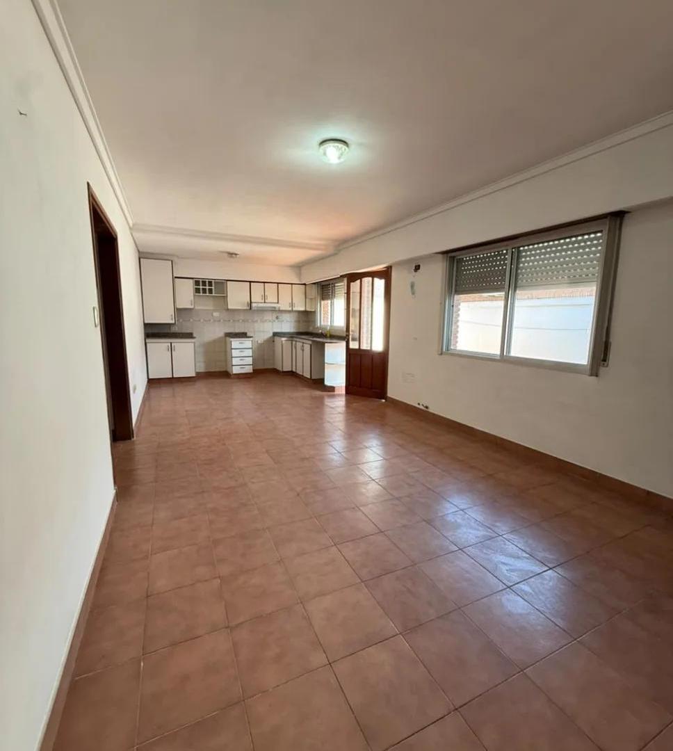 Foto de DEPARTAMENTO AL FONDO CON PATIO MUY LUMINOSO, imagen 1