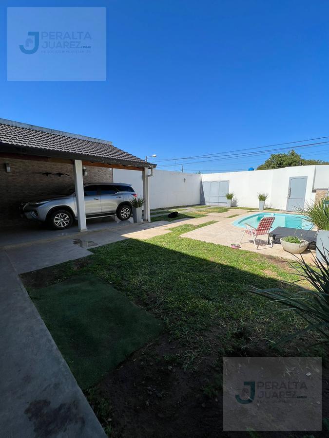 Modera Casa Estilo Chalet en Venta 4 Dorm. y Piscina 1