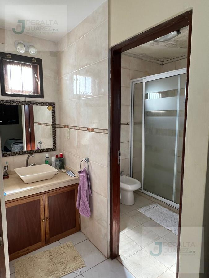 Modera Casa Estilo Chalet en Venta 4 Dorm. y Piscina 2