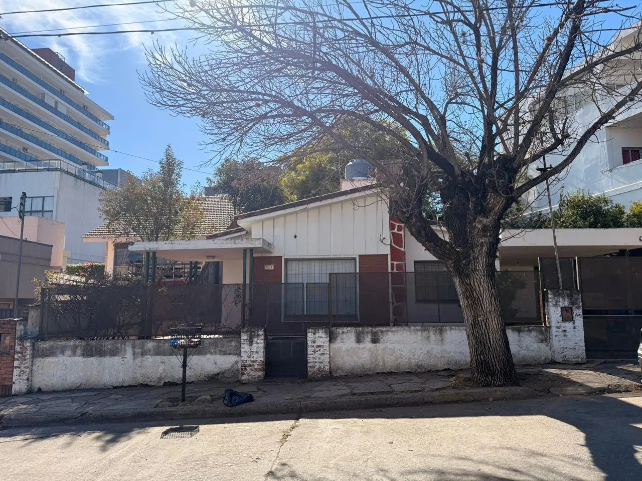 EN VENTA CASA TERRENO APTA EDIFICIO CARLOS PAZ 2