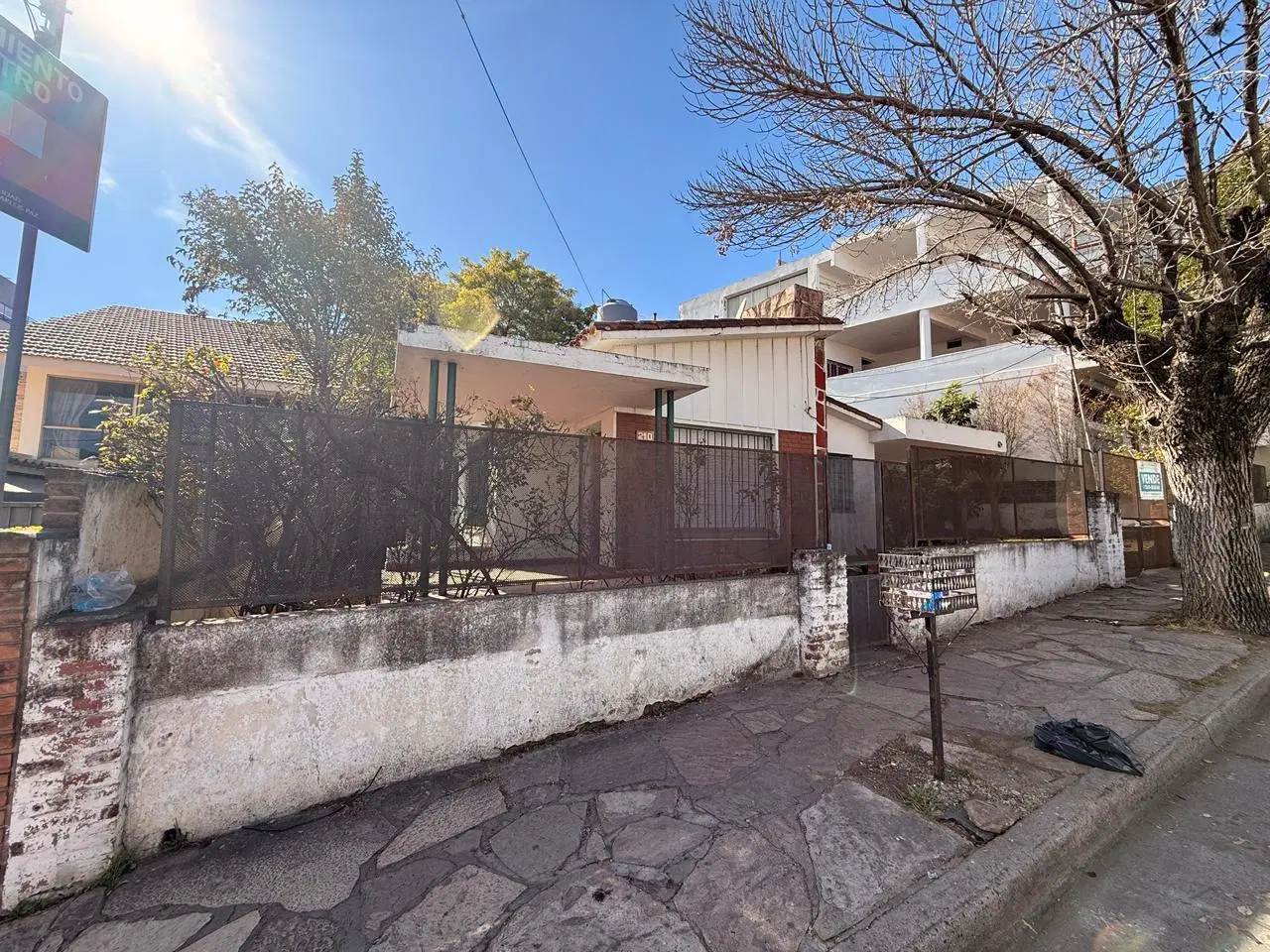 EN VENTA CASA TERRENO APTA EDIFICIO CARLOS PAZ 3
