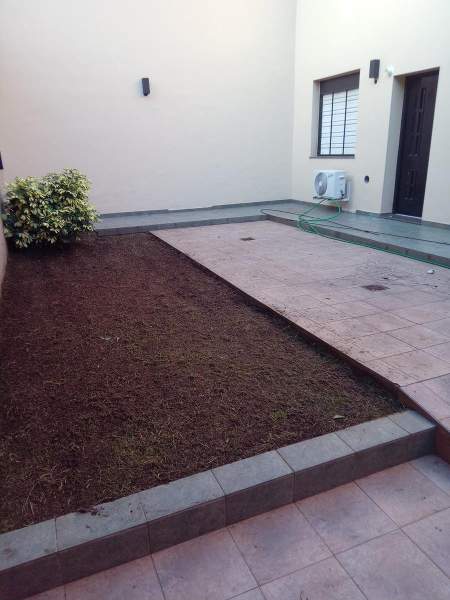 Casa de 2 dormitorios y cochera en Republica de La Sexta