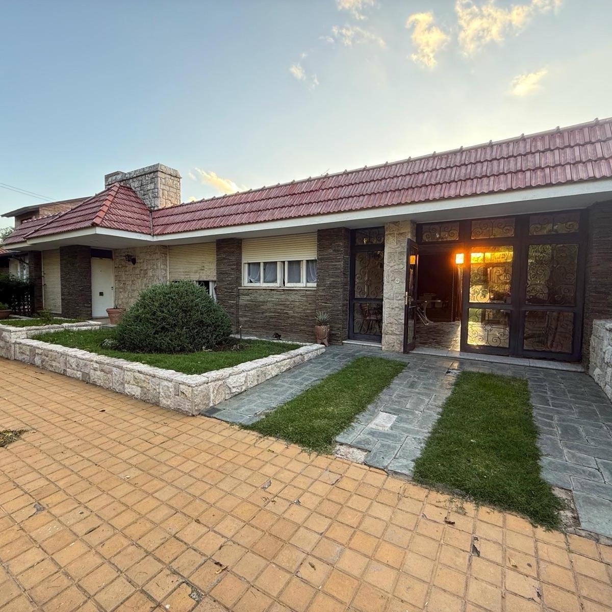 VENTA CHALET 3 DORMITORIOS EN ROLDAN