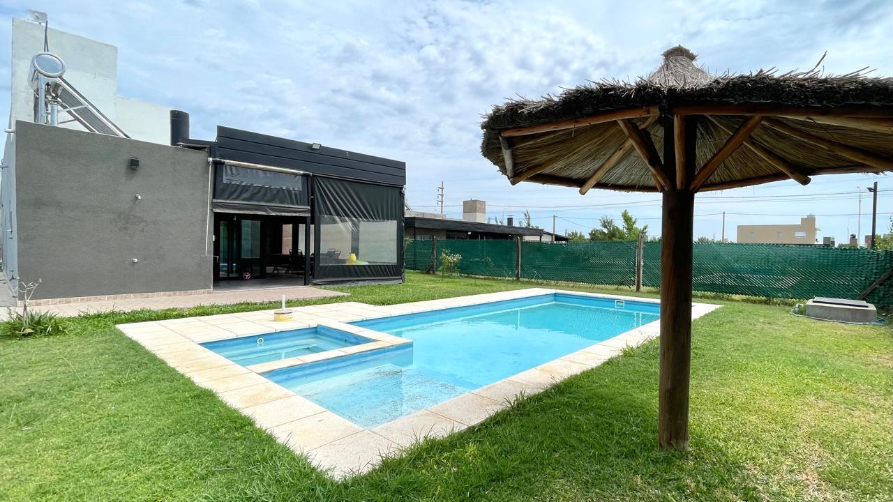 Casa 2 dormitorios, cochera,quincho y pileta en Punta Chacra Roldan