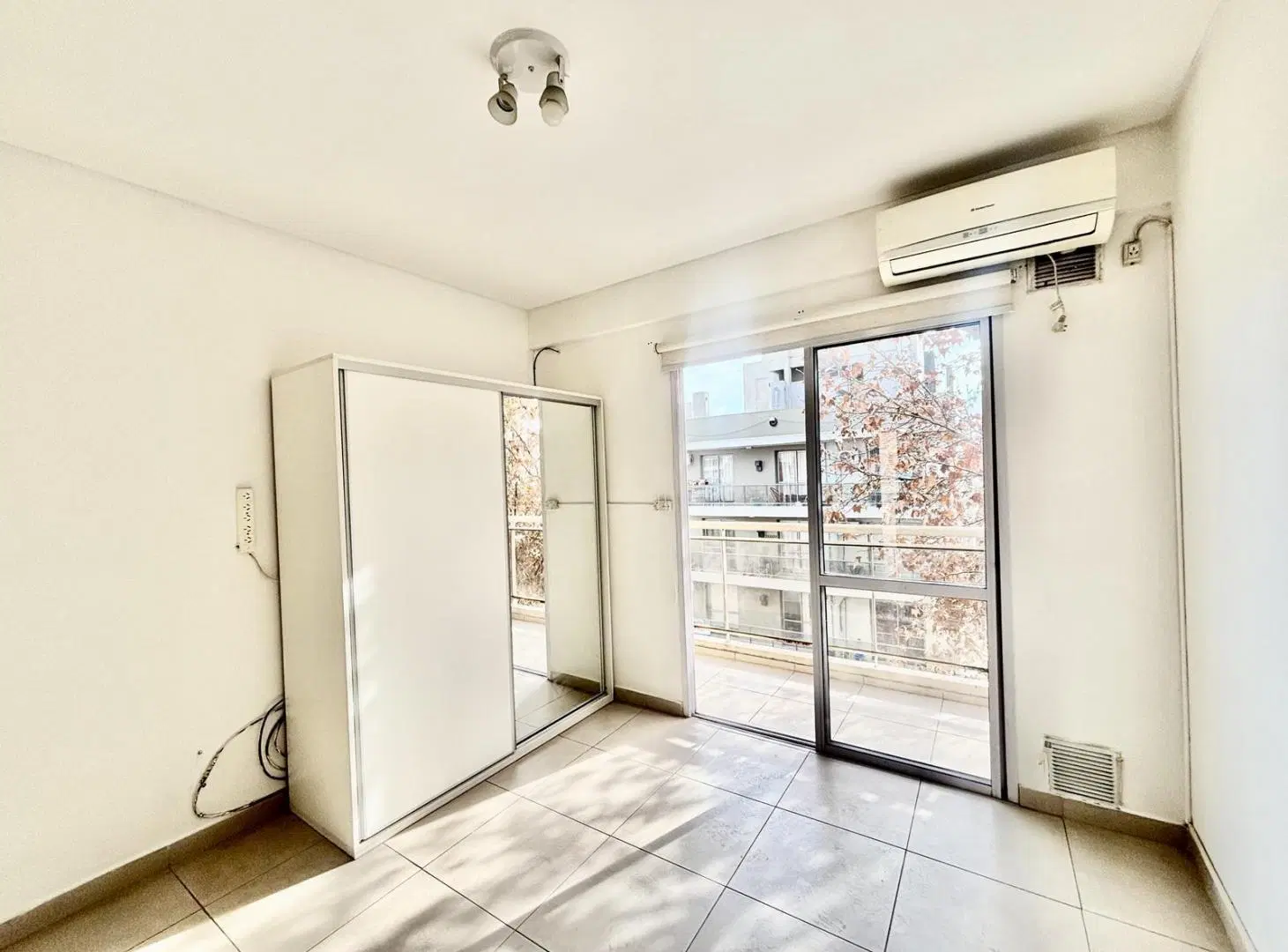 Monoambiente en Venta en Barrio Lourdes con Patio Exclusivo y Balcón 1