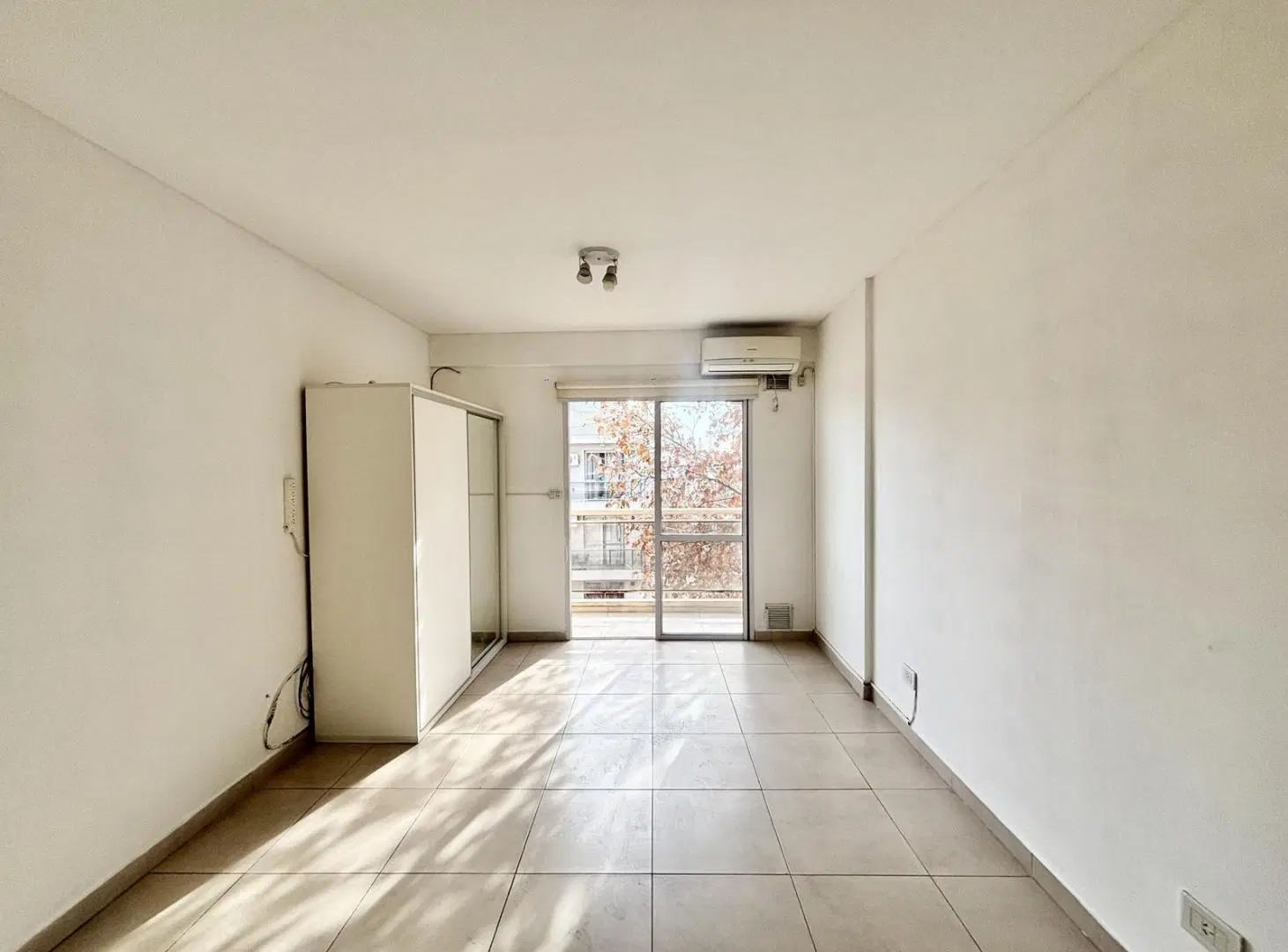 Monoambiente en Venta en Barrio Lourdes con Patio Exclusivo y Balcón 2
