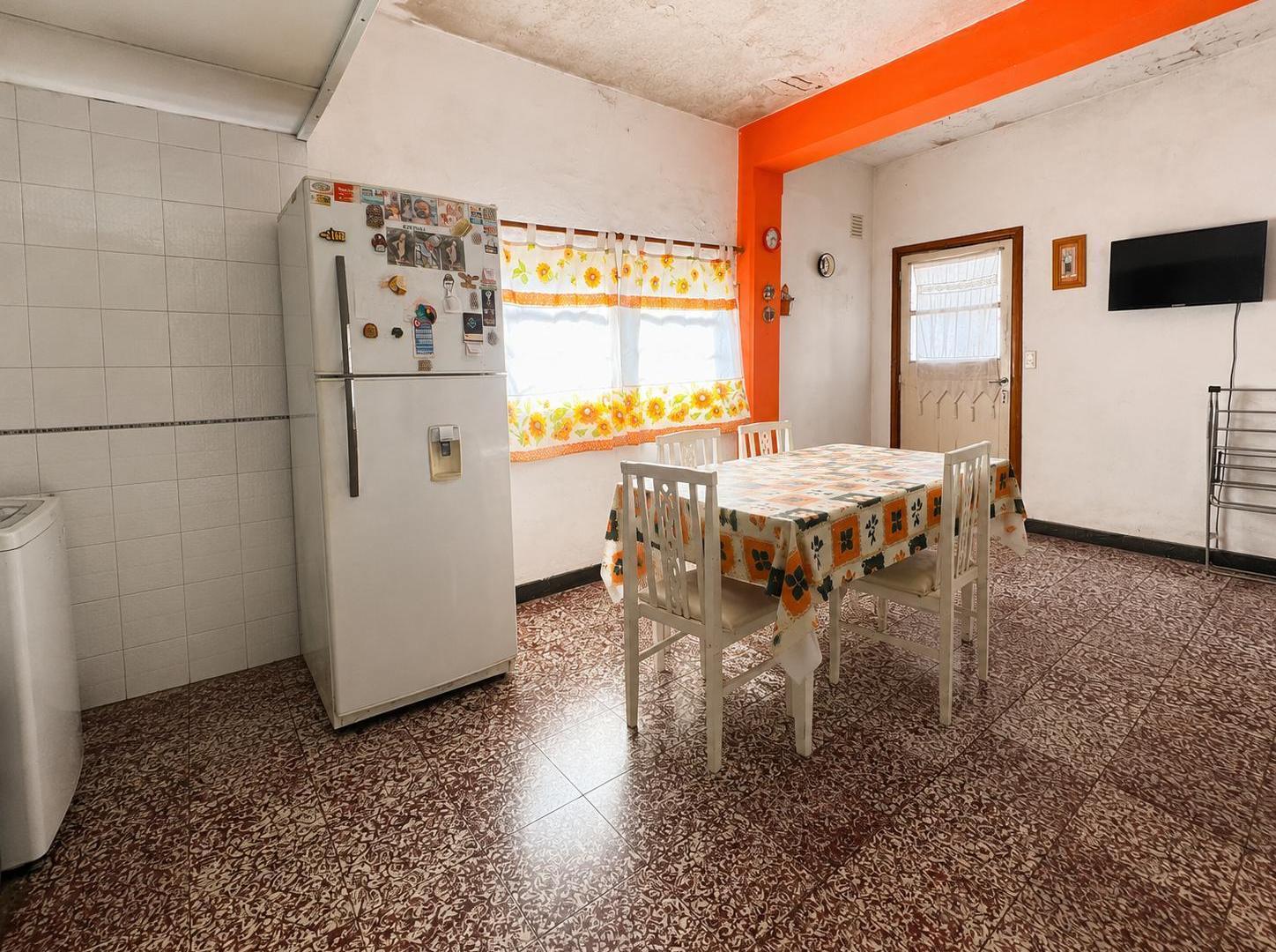 Foto de VENTA CASA DE PA EN PH CON DOS DORMITORIOS Y TERRAZA, ESTADO DE ISRAEL 1000, EN TIRO SUIZO., imagen 1