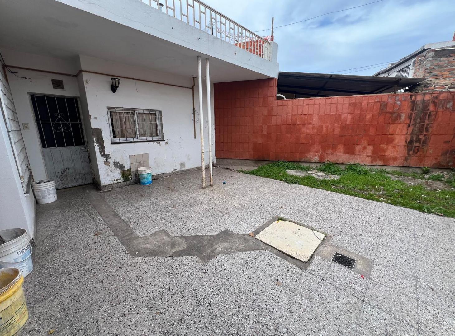 Foto de VENTA CASA DE 2 DORMITORIOS CON PATIO A REFACCIONAR EN PARQUE CASADO, imagen 3