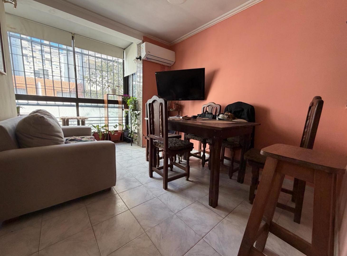 Foto de VENTA DEPARTAMENTO 2 DORMITORIOS POR ESCALERA EN ZONA RÍO, imagen 1