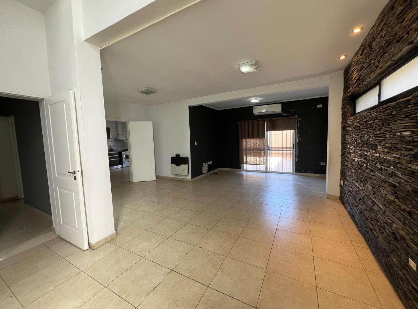 Foto de VENTA CASA DE 4 DORMITORIOS, COCHERA Y PATIO, ECUADOR 300, BARRIO, imagen 1