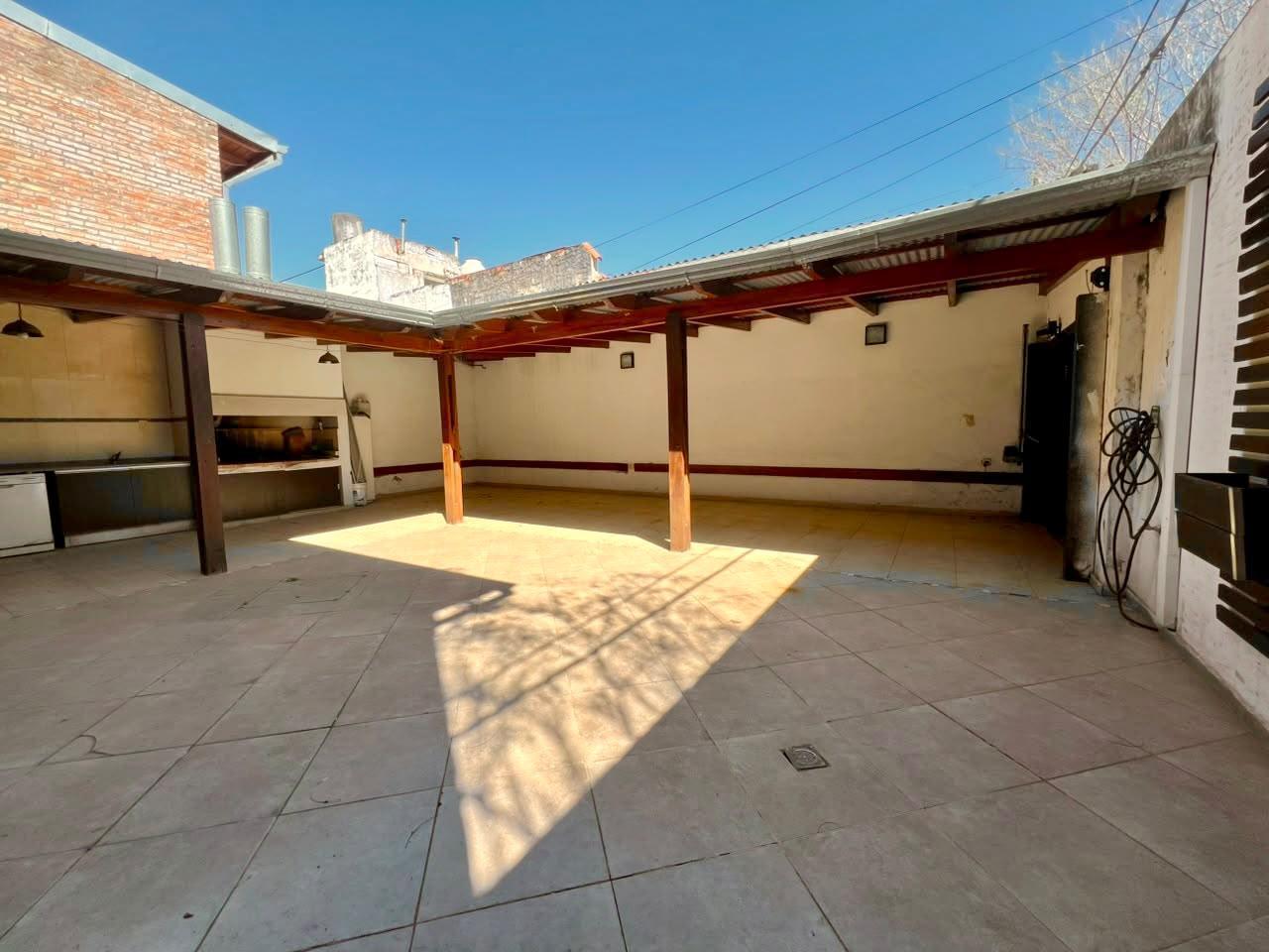 Foto de VENTA CASA DE 4 DORMITORIOS, COCHERA Y PATIO, ECUADOR 300, BARRIO, imagen 3
