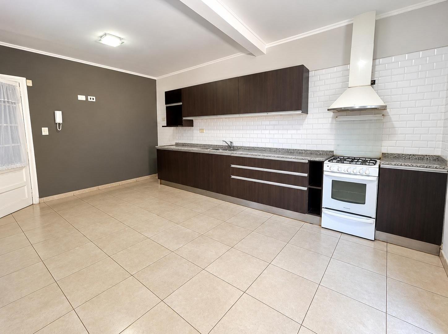 Foto de VENTA CASA DE 4 DORMITORIOS, COCHERA Y PATIO, ECUADOR 300, BARRIO, imagen 2