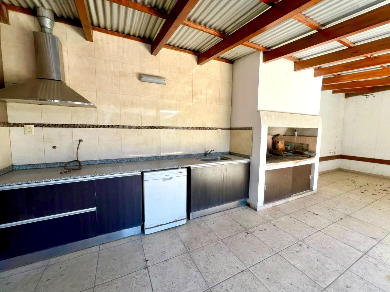 Foto de VENTA CASA DE 4 DORMITORIOS, COCHERA Y PATIO, ECUADOR 300, BARRIO, imagen 4