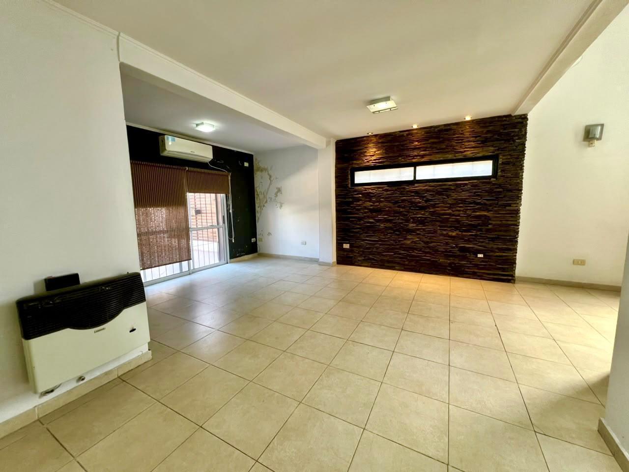 Foto de VENTA CASA DE 4 DORMITORIOS, COCHERA Y PATIO, ECUADOR 300, BARRIO, imagen 5