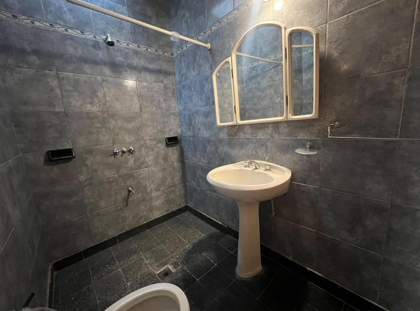 Foto de VENTA CASA 2 DORMITORIOS, COCHERA Y TERRAZA CON PARRILLERO, PJE. SAENZ, imagen 5