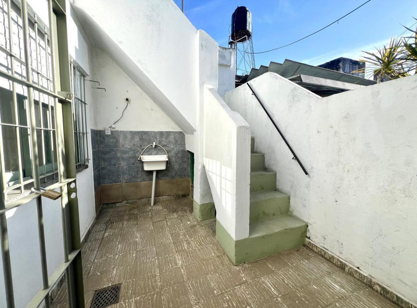 Foto de VENTA CASA 2 DORMITORIOS, COCHERA Y TERRAZA CON PARRILLERO, PJE. SAENZ, imagen 3