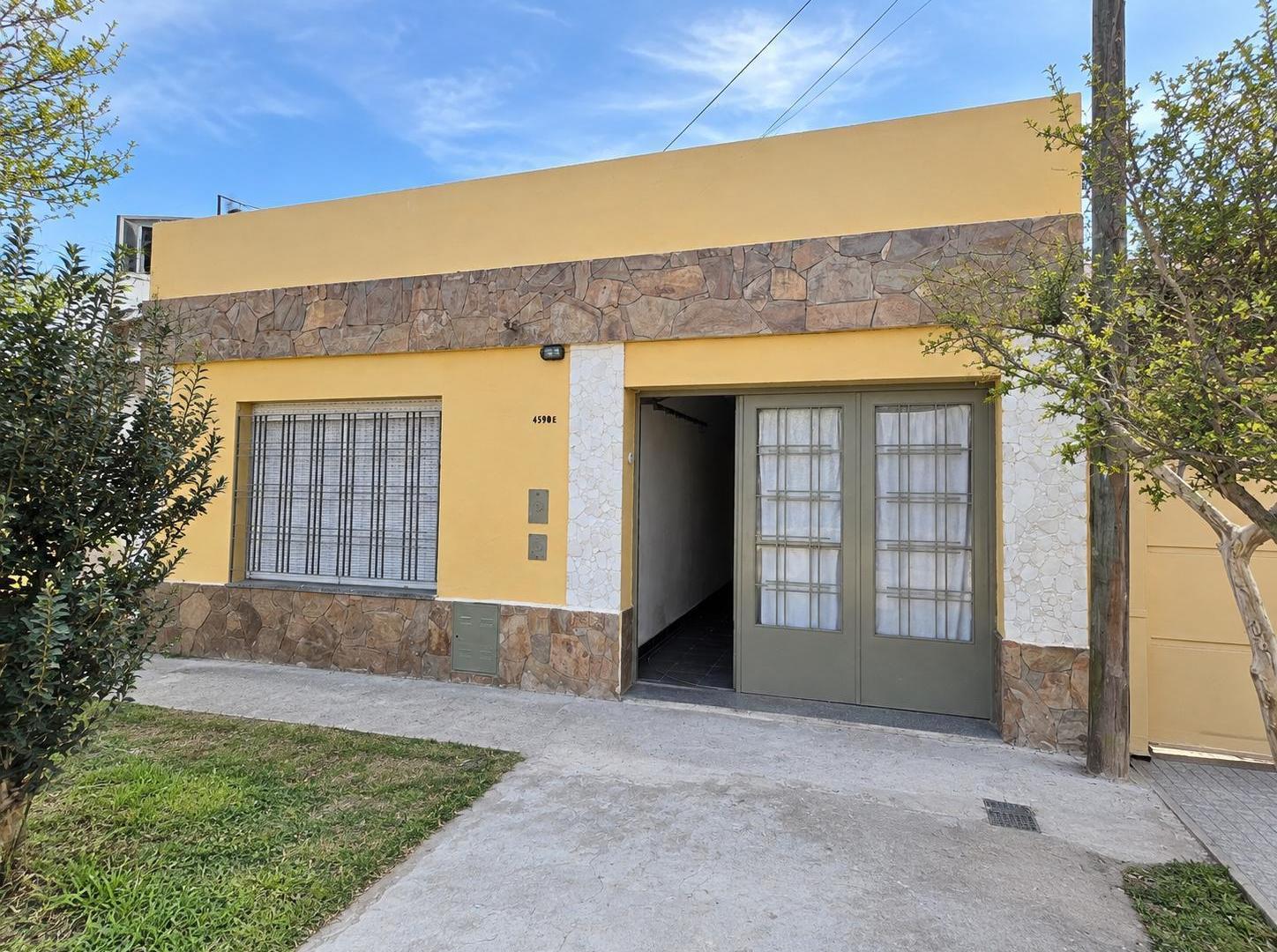 Foto de VENTA CASA 2 DORMITORIOS, COCHERA Y TERRAZA CON PARRILLERO, PJE. SAENZ, imagen 1
