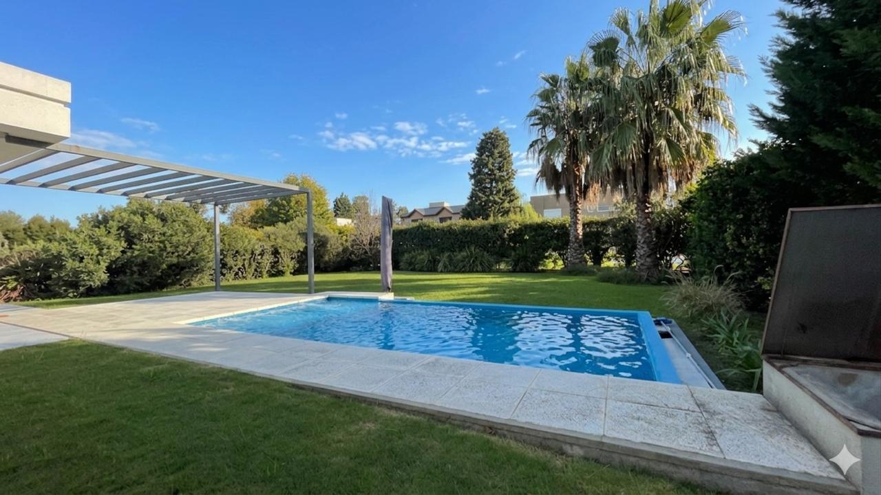 Venta - Casa 4 dormitorios , quincho y pileta en Country Club Palos Verdes