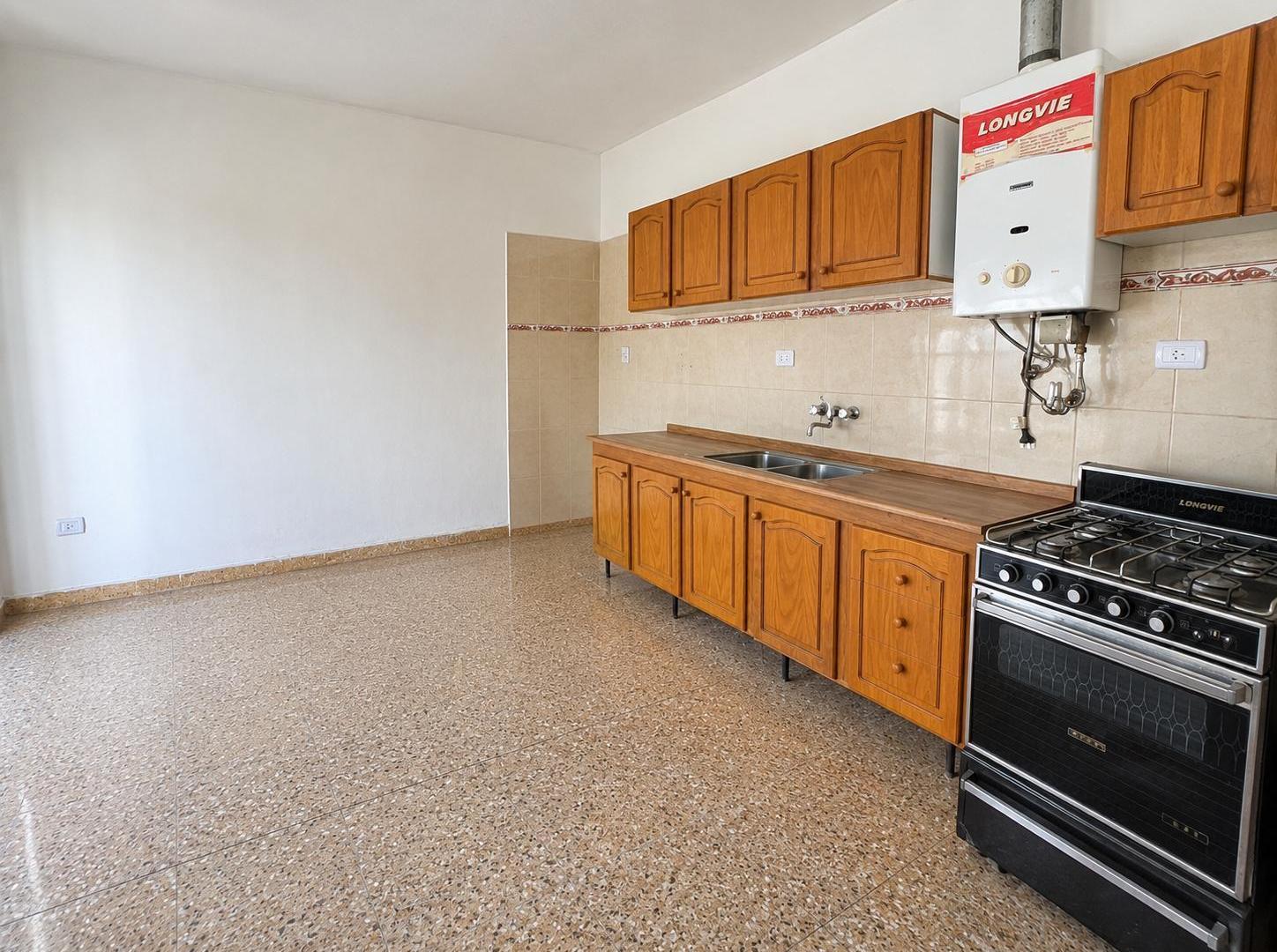 Foto de VENTA CASA 2 DORMITORIOS, COCHERA Y TERRAZA CON PARRILLERO, BARRIO, imagen 3