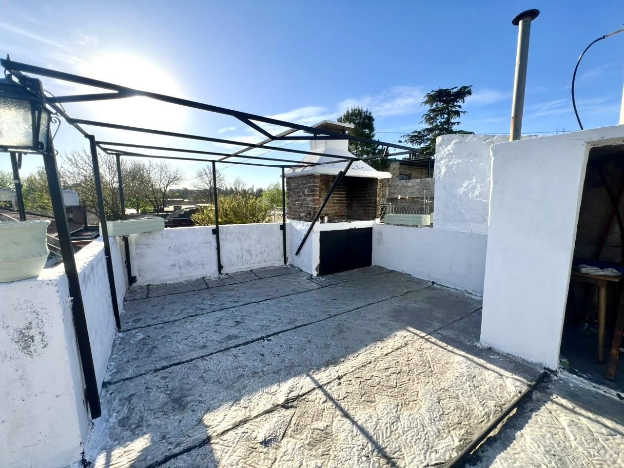 Foto de VENTA CASA 2 DORMITORIOS, COCHERA Y TERRAZA CON PARRILLERO, BARRIO, imagen 2