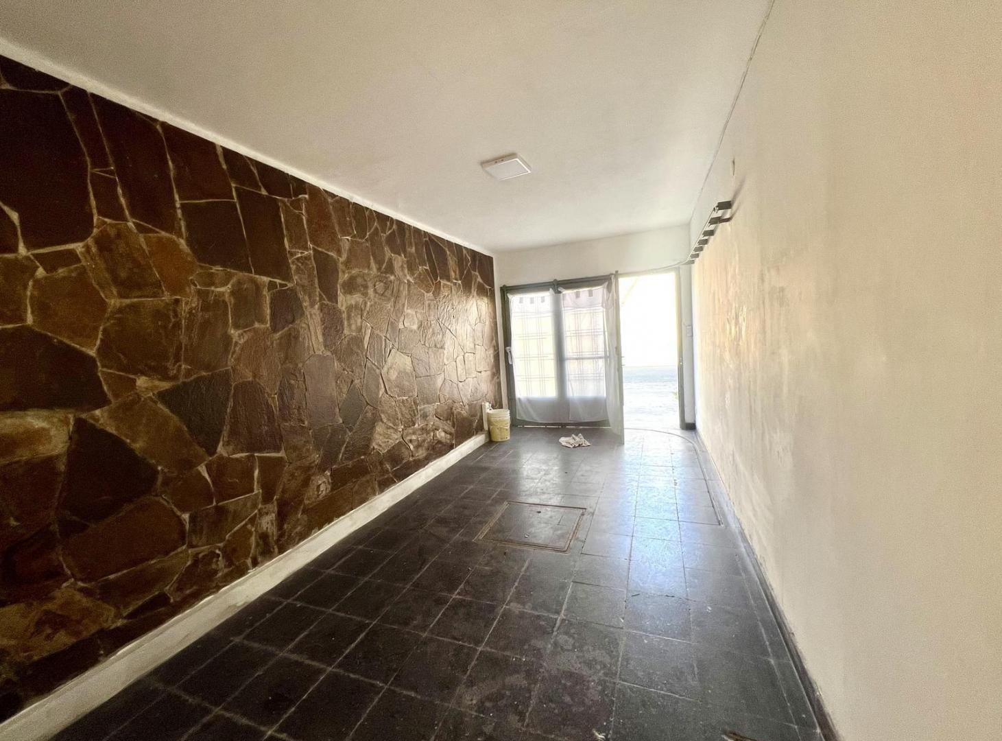 Foto de VENTA CASA 2 DORMITORIOS, COCHERA Y TERRAZA CON PARRILLERO, BARRIO, imagen 4