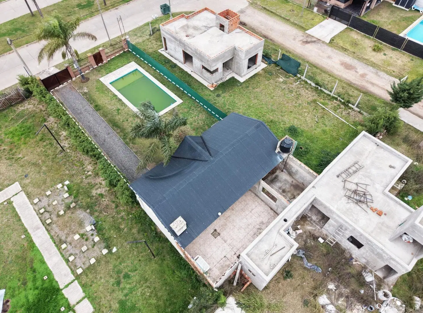 Casa con piscina sobre Avenida 5