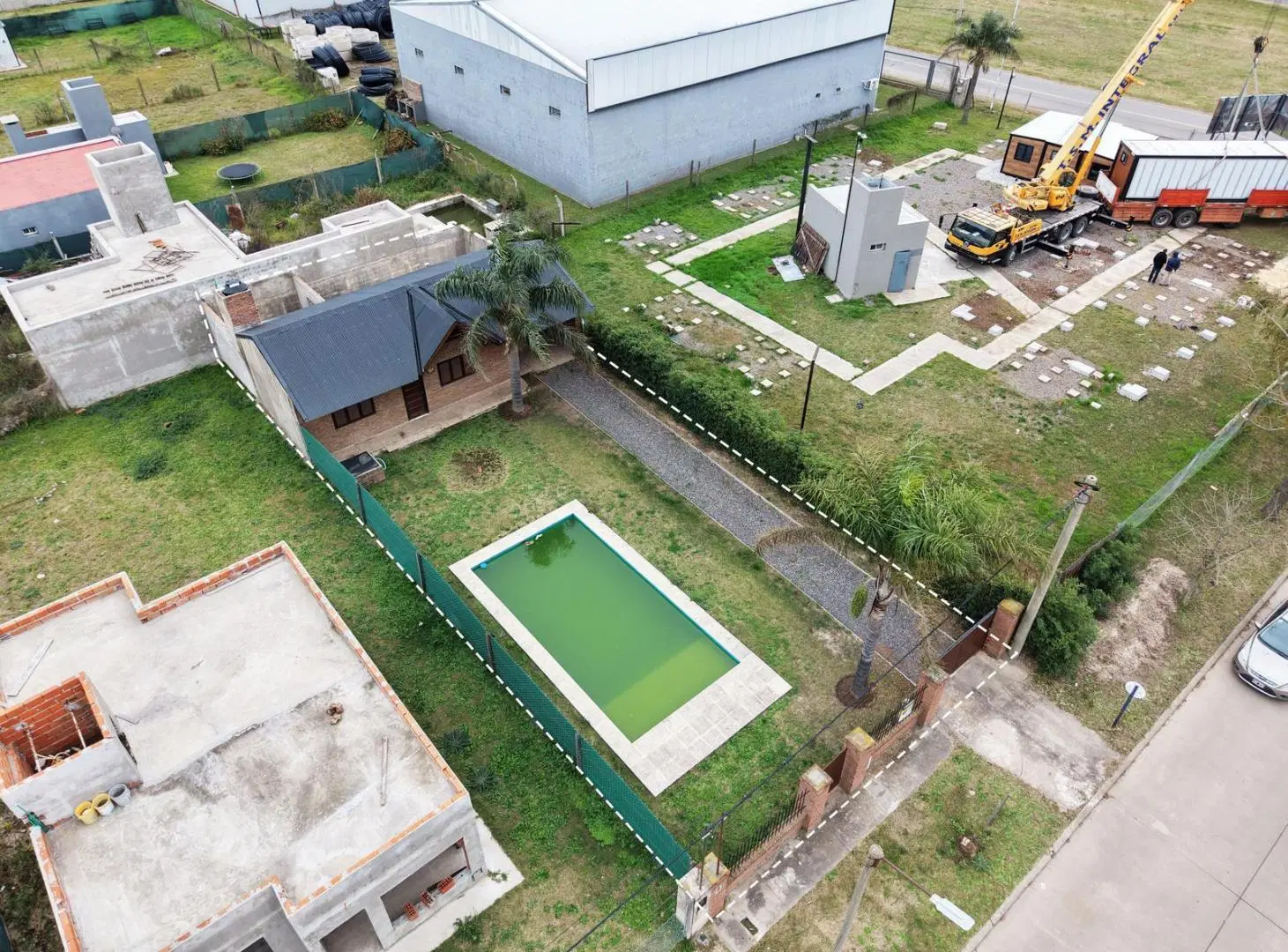 Casa con piscina sobre Avenida 2