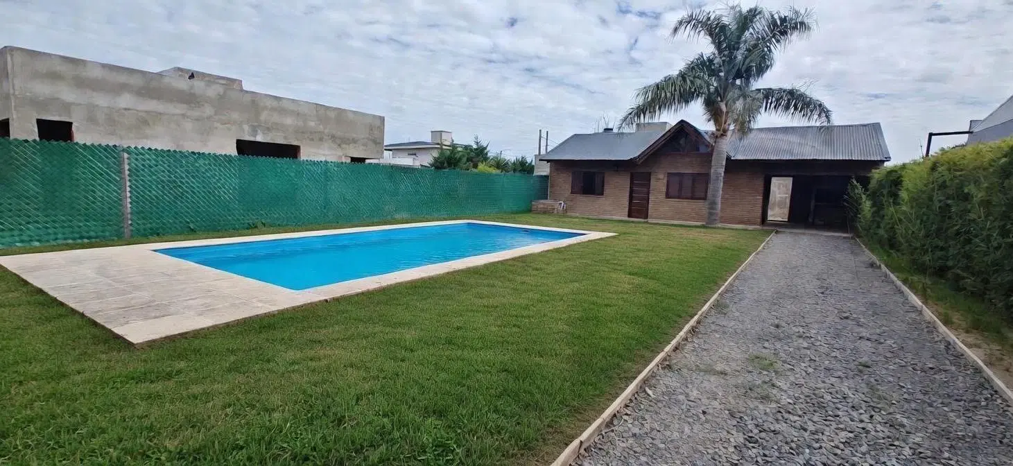 Casa con piscina sobre Avenida 4