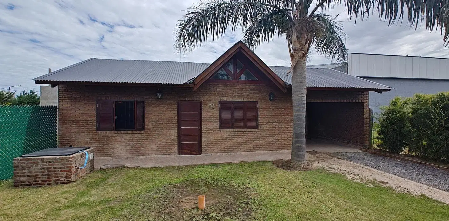 Casa con piscina sobre Avenida 8