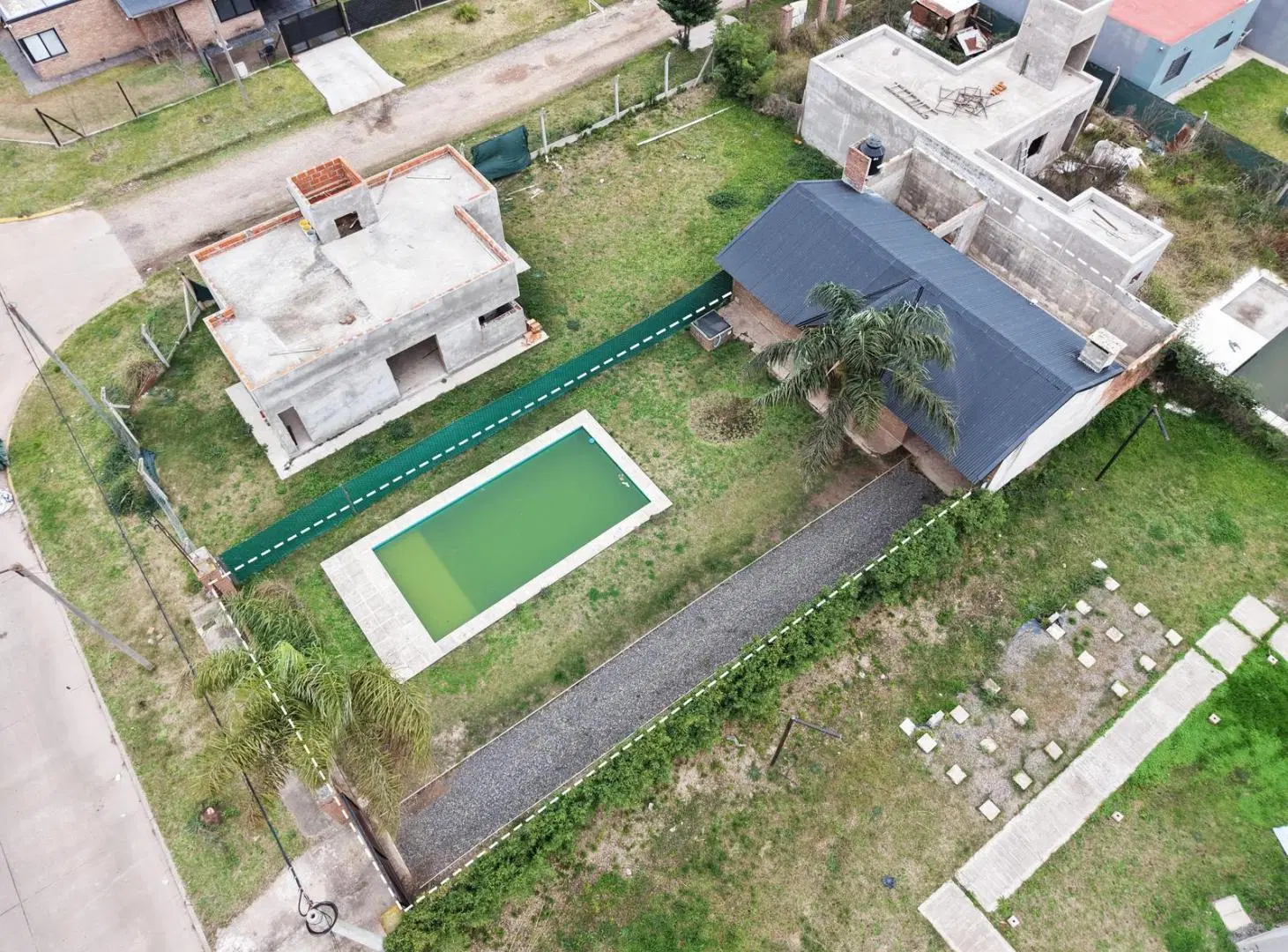 Casa con piscina sobre Avenida 1