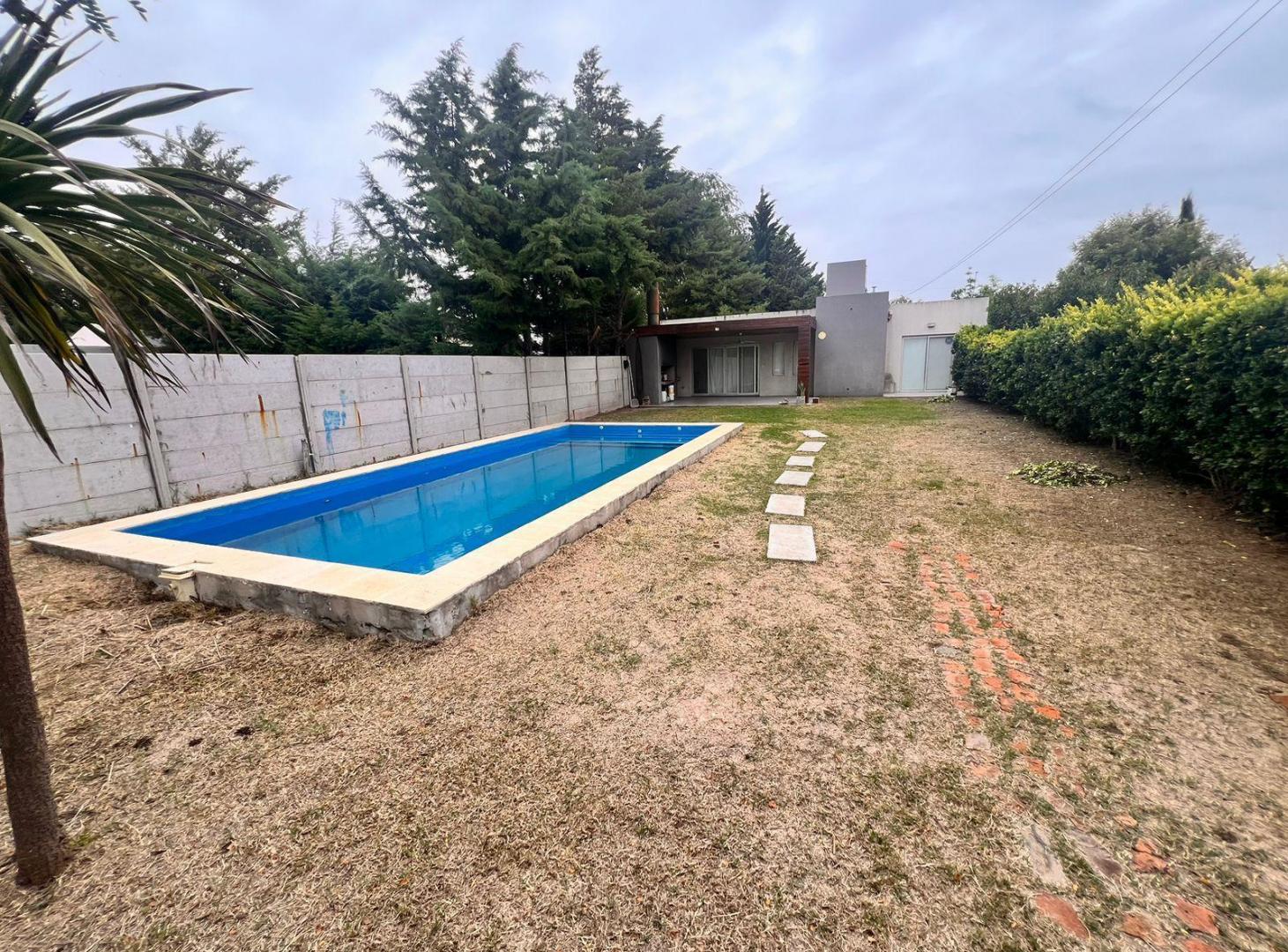 Foto de Casa con piscina frente a plaza, imagen 2