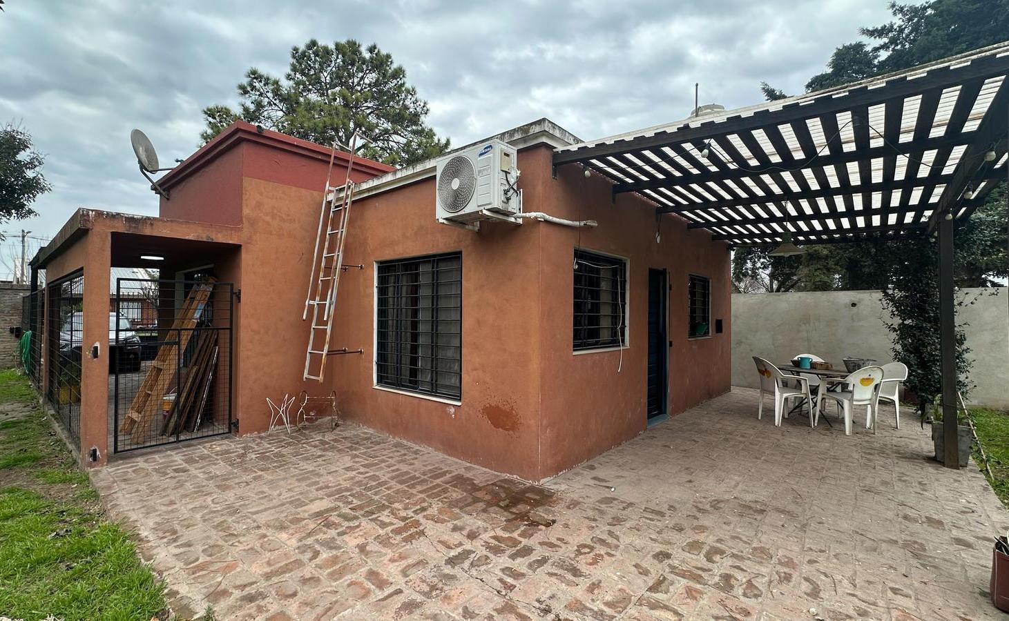 Foto de Casa en Alvear - VENTA y/o ALQUILER - EXCEPCIONAL TERRENO, imagen 2
