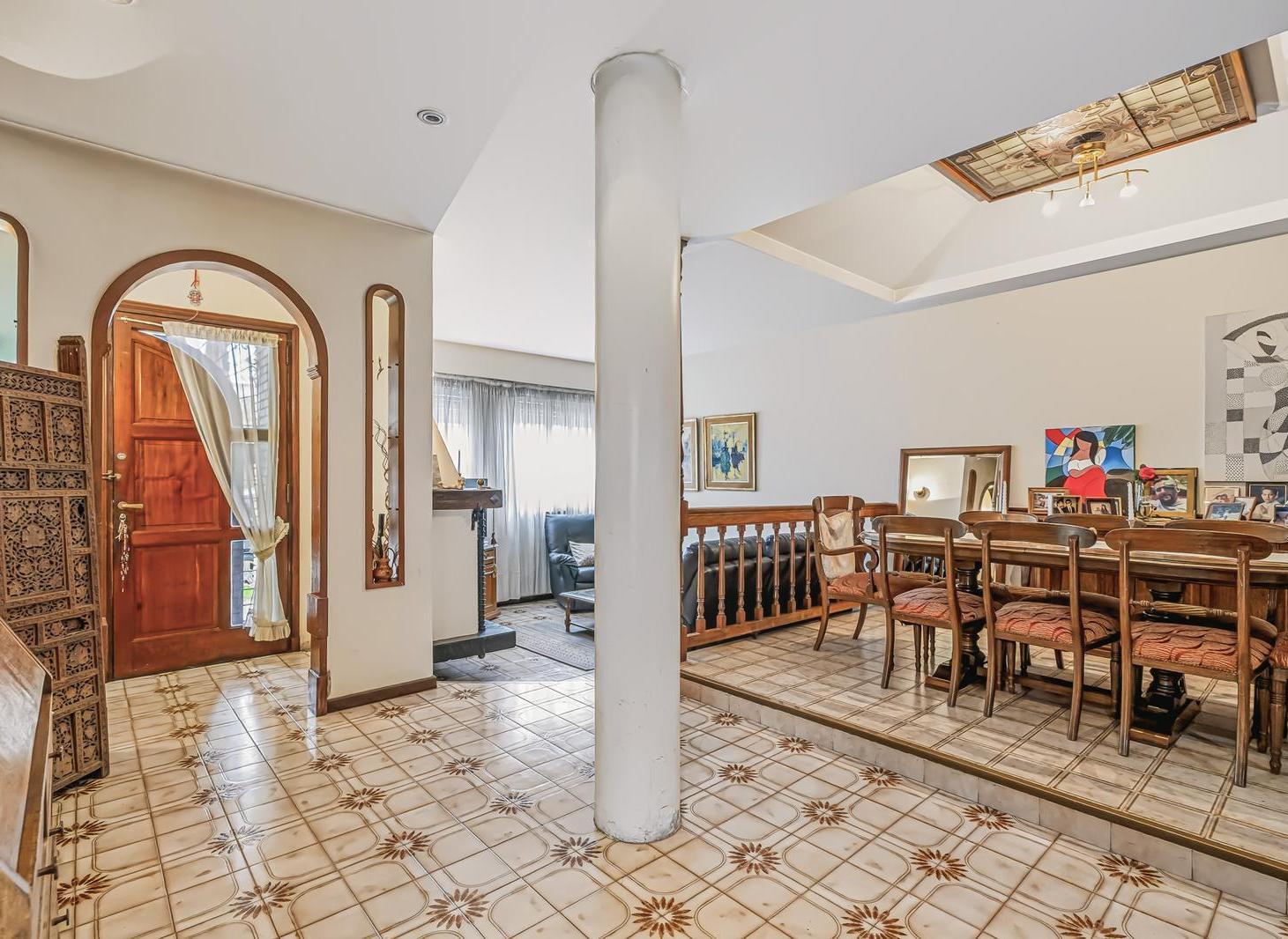 Foto de Venta Casa 5 Ambientes con Jardin - Villa Real - Apto Credito, imagen 3