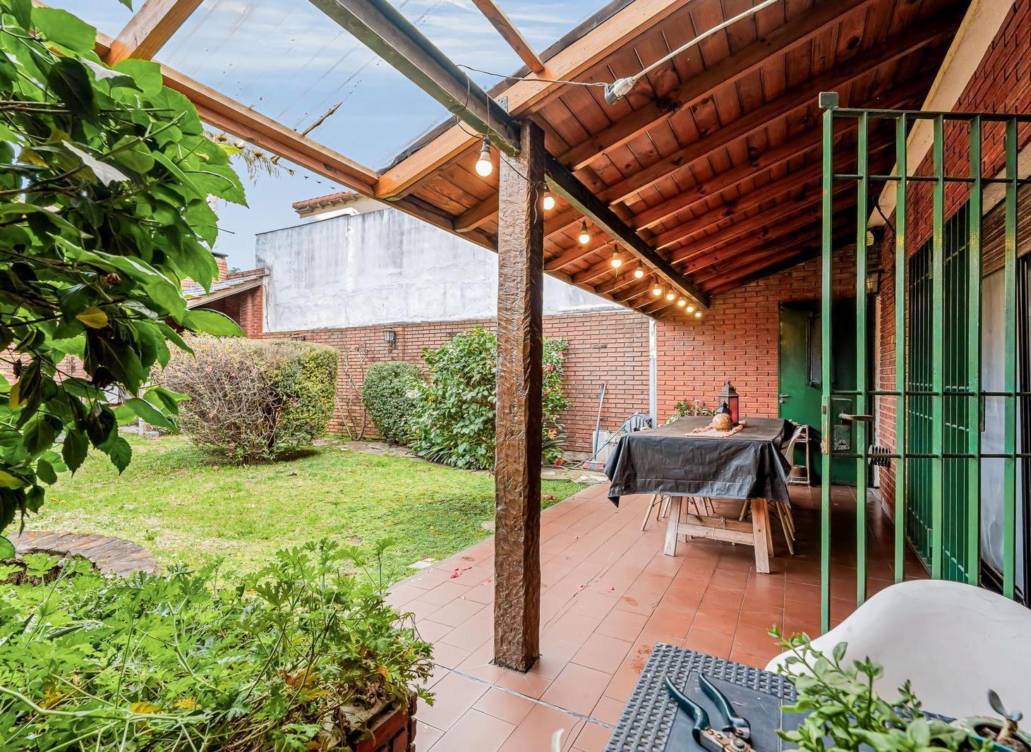 Foto de Venta Casa 5 Ambientes con Jardin - Villa Real - Apto Credito, imagen 2