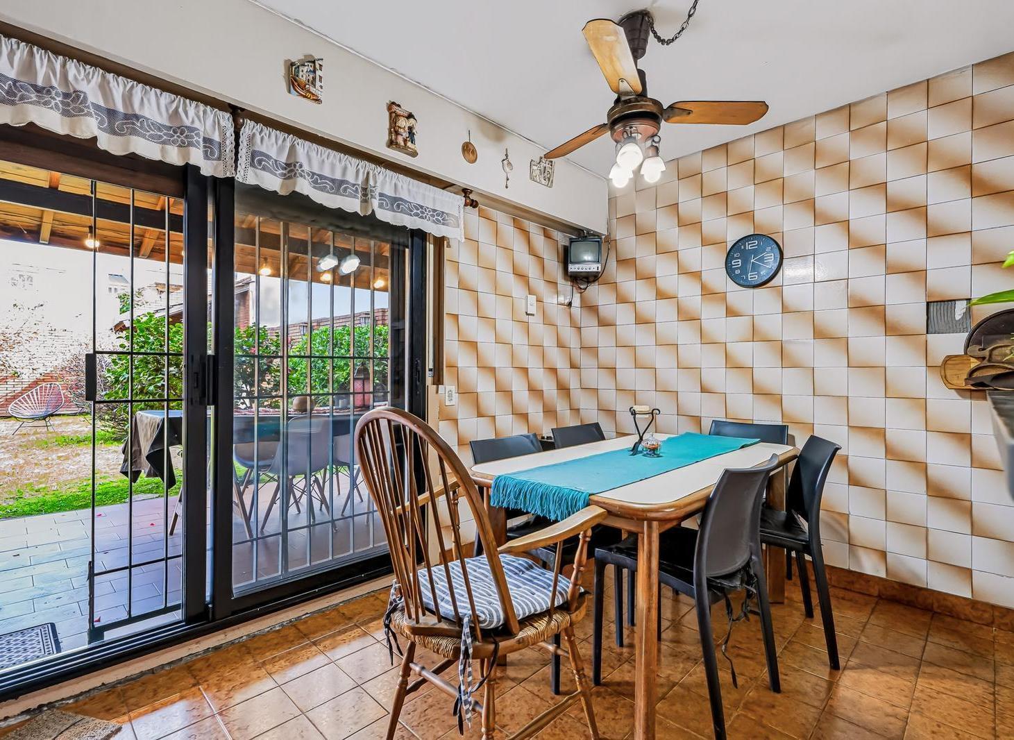 Foto de Venta Casa 5 Ambientes con Jardin - Villa Real - Apto Credito, imagen 1