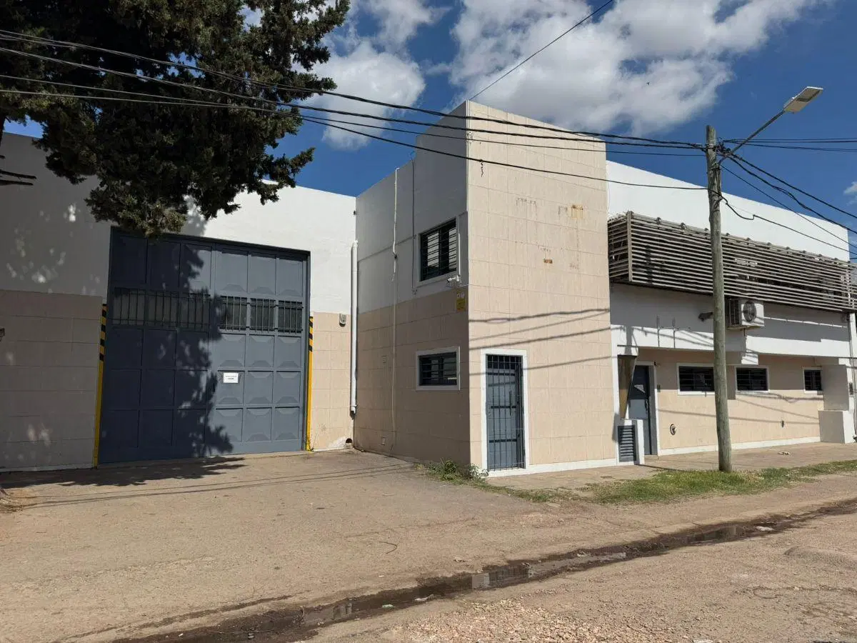 EXCELENTE GALPÓN/DEPÓSITO 1000M2 - UBICACIÓN EXTRATÉGICA 200M ACCESO OESTE - ZONIFICACIÓN INDUSTRIAL 3